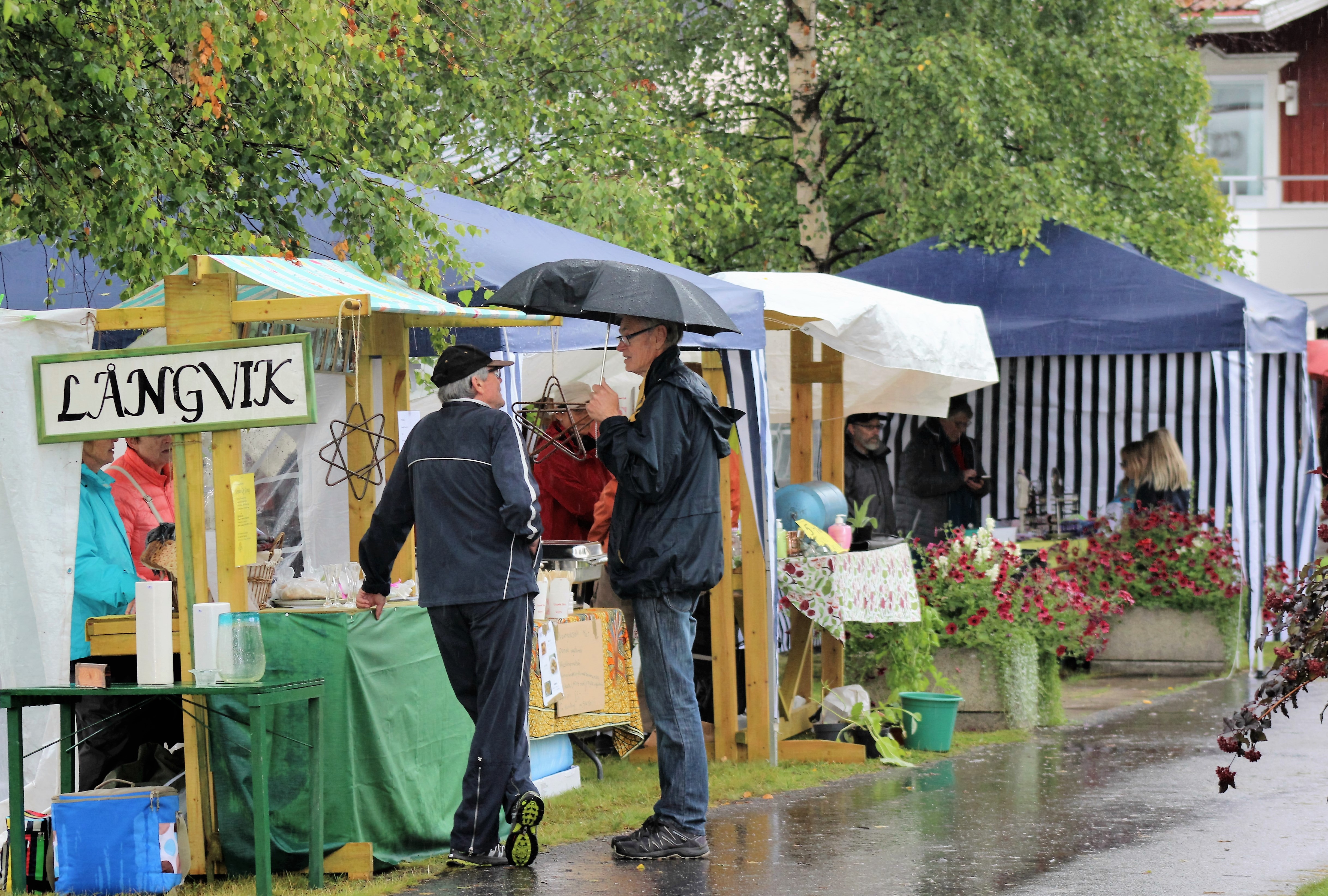 Regnkläder/paraply ett måste på marknadsbesöket